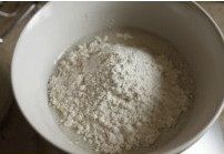 草莓奶油蛋糕卷卷,将低粉过筛后倒入步骤1中,略拌至无干粉末状