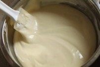 草莓奶油蛋糕卷卷,将步骤7中拌好的蛋黄糊倒入剩余的蛋白内,切拌均匀