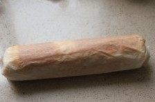 草莓奶油蛋糕卷卷,将蛋糕卷起,入冰箱冷藏半小时后切片即可