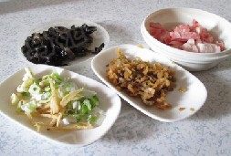 肉丁榨菜烧黄花鱼,把肉 榨菜 切成丁,葱姜蒜切成末,木耳洗净撕成小朵备用