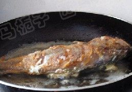 肉丁榨菜烧黄花鱼,煎至两面金黄后取出