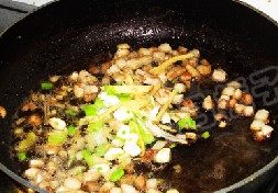 肉丁榨菜烧黄花鱼,锅中留底油,下入肉丁煸炒至变色,加入葱姜蒜爆香