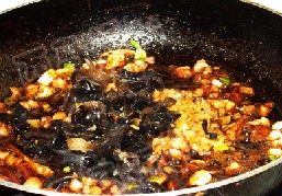 肉丁榨菜烧黄花鱼,烹入<a style='color:red;display:inline-block;' href='/shicai/ 718'>料酒</a> 加入<a style='color:red;display:inline-block;' href='/shicai/ 692'>酱油</a> 醋 <a style='color:red;display:inline-block;' href='/shicai/ 10588'>糖</a>煸炒均匀后，加入榨菜和木耳