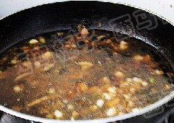 肉丁榨菜烧黄花鱼,注入以没过鱼身一半的开水