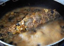 肉丁榨菜烧黄花鱼,大火烧开,放入鱼,转小火慢烧,10分钟,记得中途小心翻面