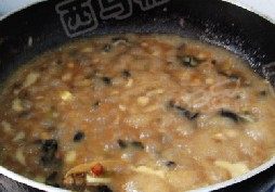 肉丁榨菜烧黄花鱼,待鱼汁水收干把鱼捞出,放在盘中。锅中芶入薄芡