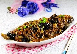肉丁榨菜烧黄花鱼,将锅里食材浇在鱼身上,即可