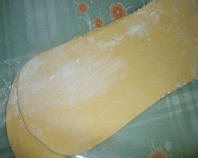 混搭糯米烧麦,用压面机的0档,重复压面多次成光滑状,在压面的过程中要适当抹上干粉更容易压面,光滑后两面抹上干粉松弛10分钟