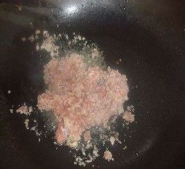 混搭糯米烧麦,炒锅内油热后,放入鸡肉末炒至转色即可盛出