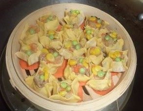 混搭糯米烧麦,用南瓜面皮放进糯米鸡肉馅料,随意捏合,放在蒸笼里,做好的糯米烧麦放在蒸锅沸水中火蒸10分钟即可