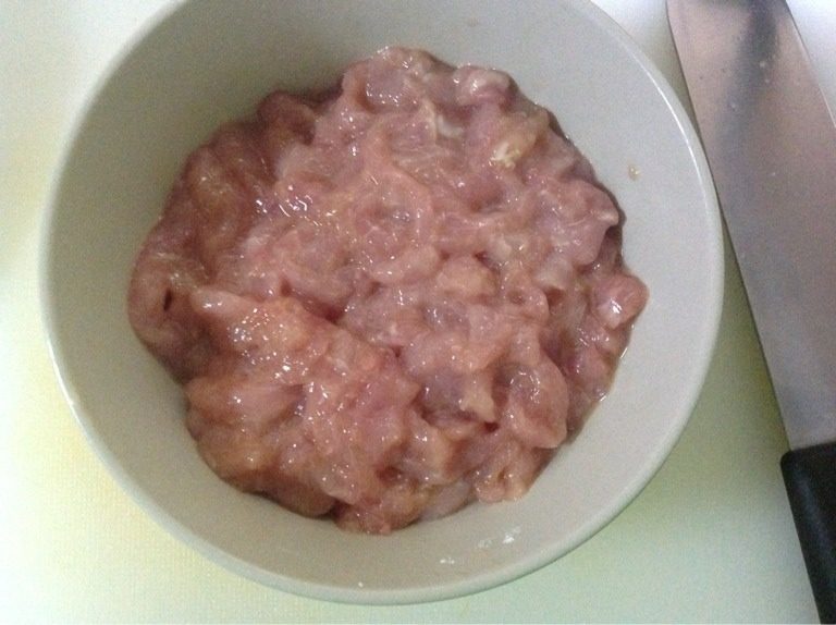 京酱肉丝,如图放水淀粉抓一抓肉