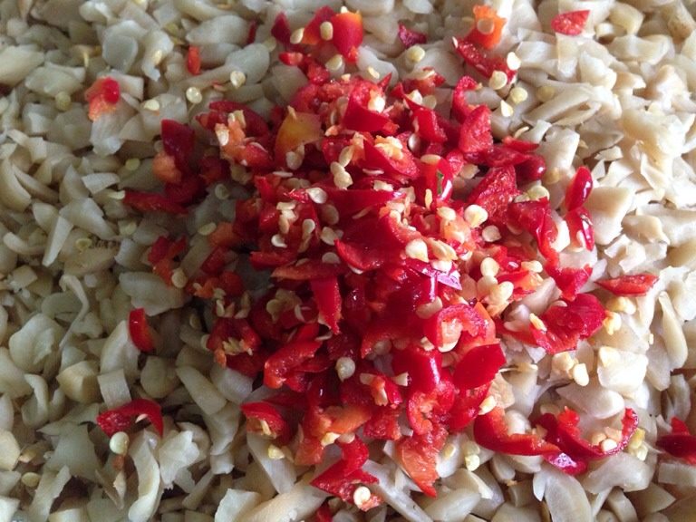 油炒萝卜干,放入切碎的萝卜干和<a style='color:red;display:inline-block;' href='/shicai/ 86474'>干辣椒</a>，翻炒片刻后放少许<a style='color:red;display:inline-block;' href='/shicai/ 10588'>糖</a>起鲜。