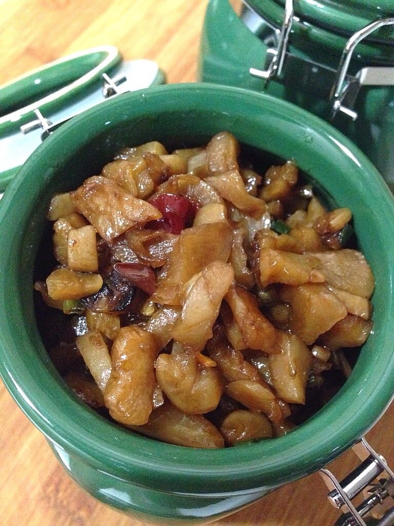 油炒萝卜干,装瓶，美味爽口的早餐小菜。