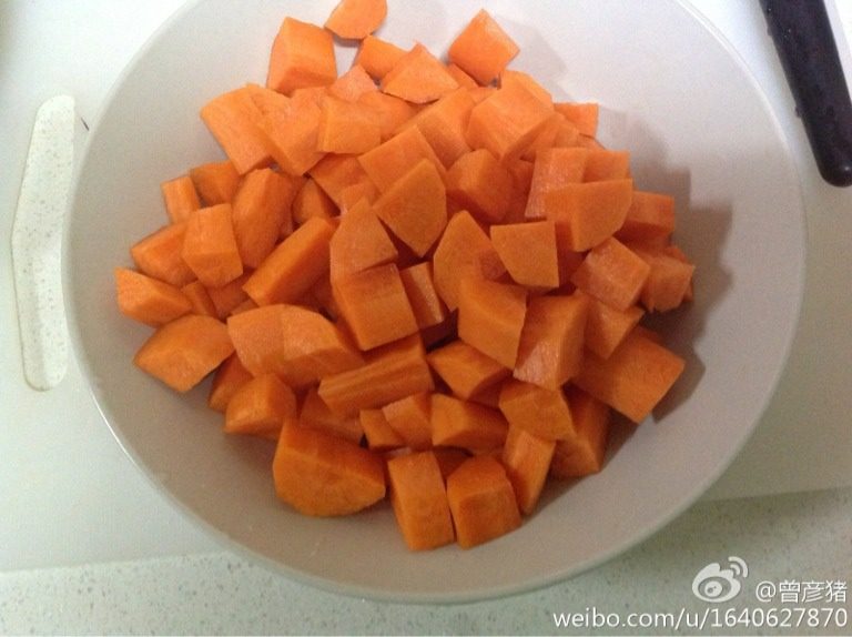 胡萝卜牛腩,如图去皮切块