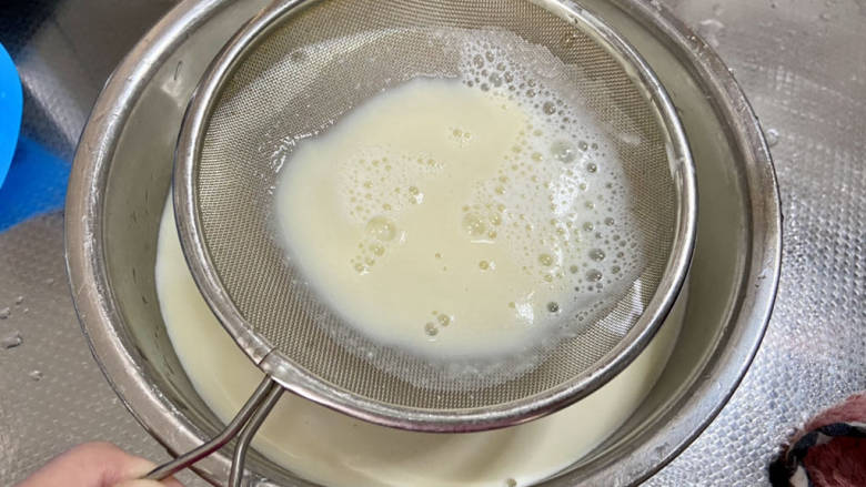 红糖豆腐脑,再次用滤网过滤一下,让豆浆更加细腻