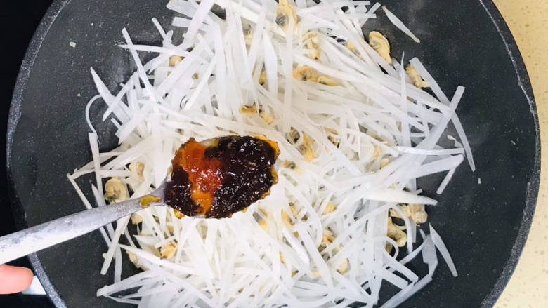 萝卜蛤蜊汤,加入猪大骨棒皮冻,提鲜提香
