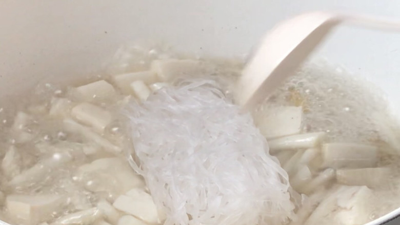 海鲜菇豆腐汤,加入速食粉丝,拌散煮沸