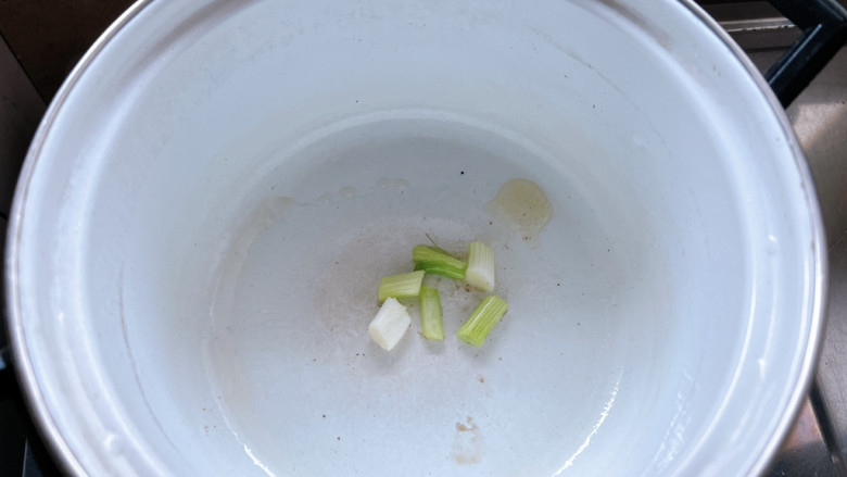 金针菇番茄汤,锅烧少许油,加葱白爆炒出香味。
