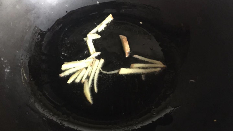 莴苣炒里脊肉,热锅倒油，下入姜丝