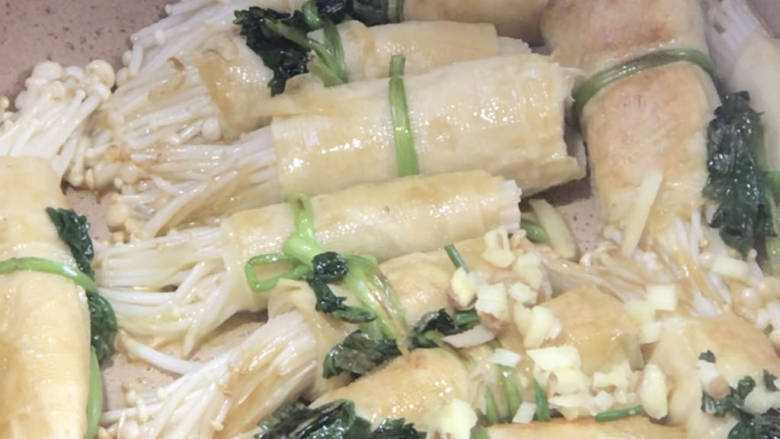 金针菇豆皮卷,放入姜末炒香