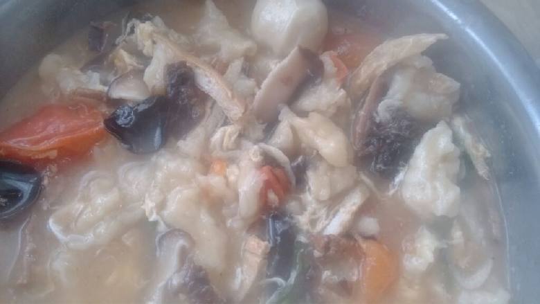 番茄鸡蛋面疙瘩汤,锅开放<a style='color:red;display:inline-block;' href='/shicai/ 230'>香菇</a><a style='color:red;display:inline-block;' href='/shicai/ 233'>木耳</a>和荤类，把面拉成松松的小段陆续丢进锅里。