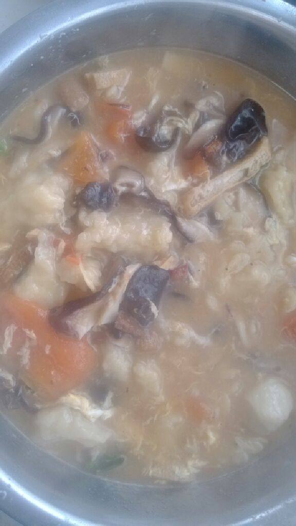 番茄鸡蛋面疙瘩汤,出锅前放盐和鸡精，淋几滴香油，撒些虾皮味道更好。