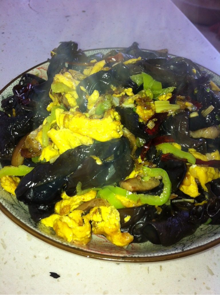 东北家常小炒菜,木耳泡发，摘成小朵，<a style='color:red;display:inline-block;' href='/shicai/ 61'>青椒</a>切丝，<a style='color:red;display:inline-block;' href='/shicai/ 9'>鸡蛋</a>打散，<a style='color:red;display:inline-block;' href='/shicai/ 428'>五花肉</a>切丝，<a style='color:red;display:inline-block;' href='/shicai/ 3250'>葱</a><a style='color:red;display:inline-block;' href='/shicai/ 37'>姜</a>切末备用！