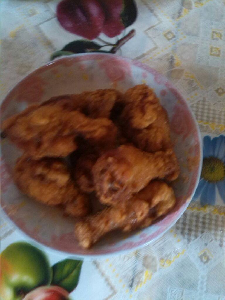 炸鸡腿,将鸡腿洗净，拿刀在鸡腿腿割上几刀，以免到时候里面没熟透，在鸡腿外面裹上生粉，等油热了倒下去炸就可以了，金黄色就行