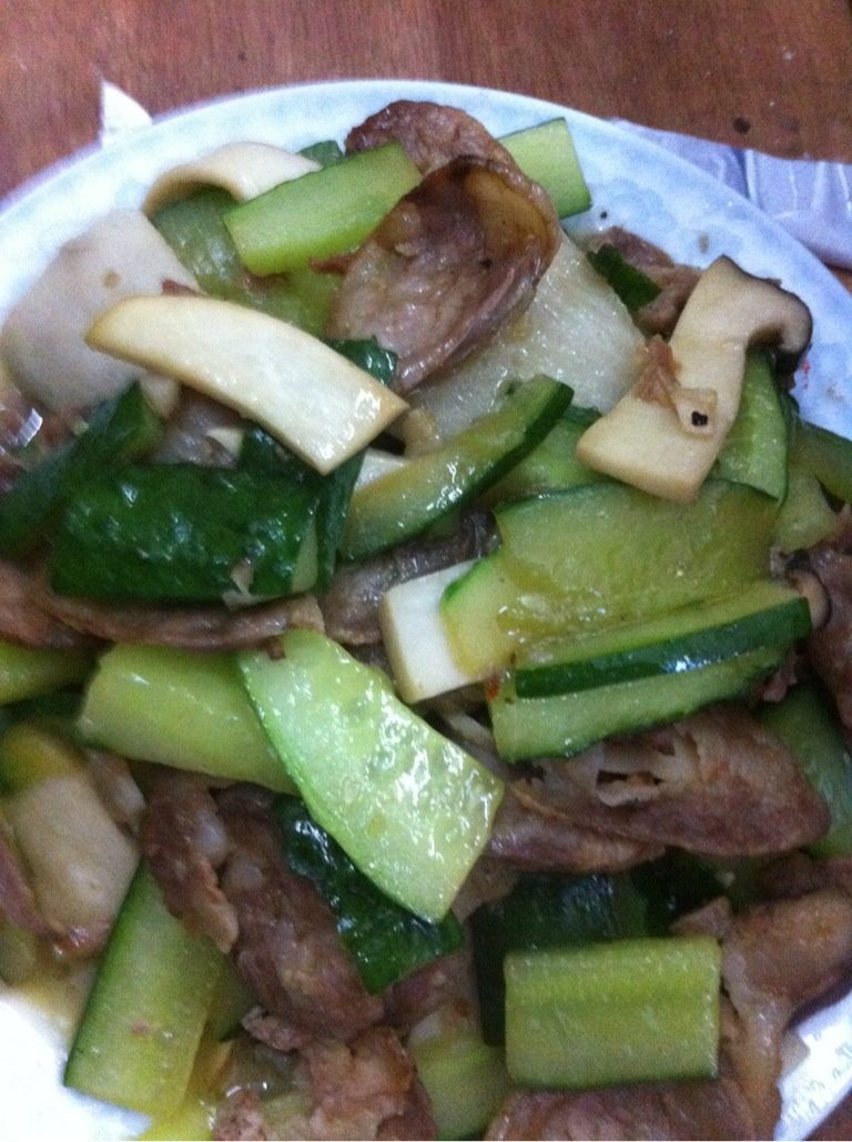 黄瓜鸡腿菇炒香肠