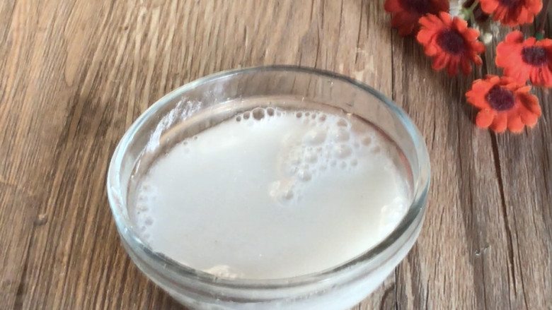 紫菜豆腐八卦汤,<a style='color:red;display:inline-block;' href='/shicai/ 3777'>红薯淀粉</a>中加入适量清水,拌匀备用