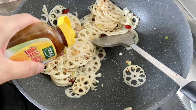 炝炒藕片,一茶匙太太乐鸡汁,中大火翻炒一分钟