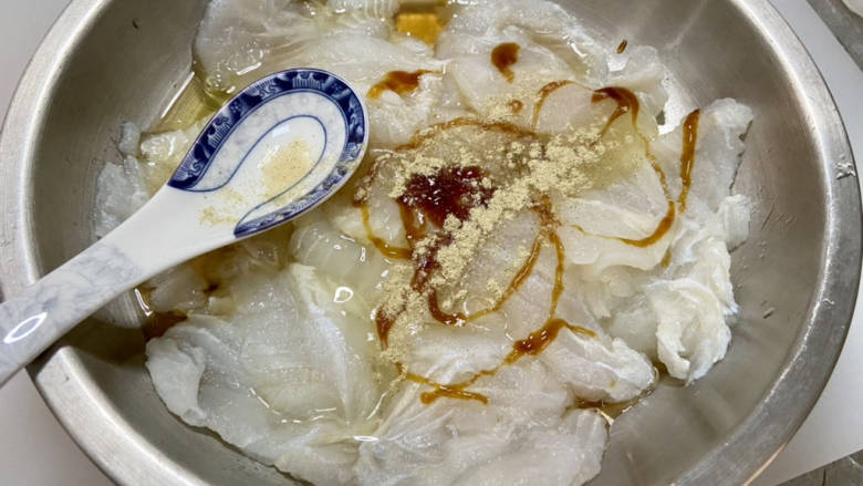 番茄炒鱼片,加入一个蛋清,一汤匙料酒,半汤匙蚝油,少许食盐,少许白胡椒粉,一茶匙食用油