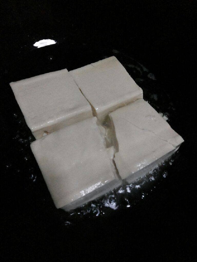 肉沫煎豆腐,先将豆腐煎至双面金黄,出锅放在一边。