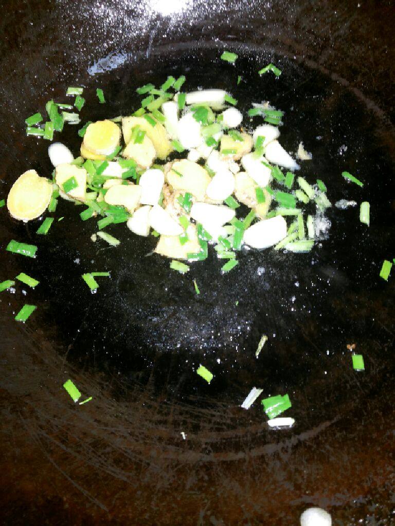 肉沫煎豆腐,葱姜蒜入锅炒香