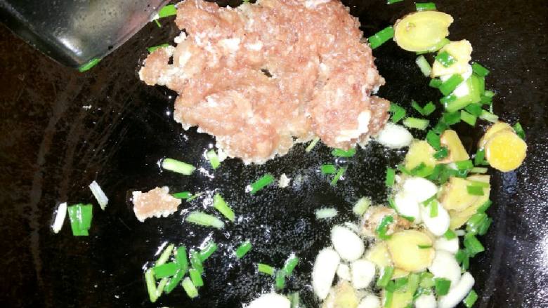 肉沫煎豆腐,加入肉沫,翻炒一下,变色即可