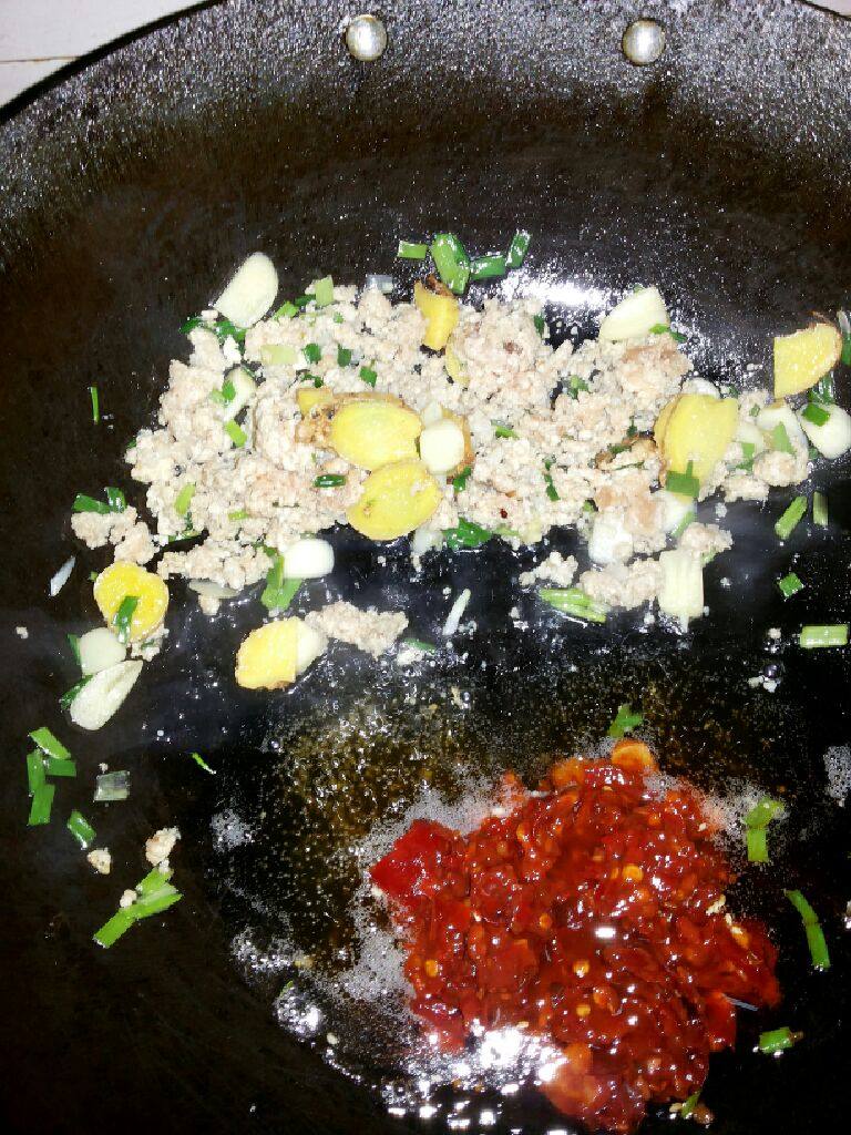肉沫煎豆腐,加入适量<a style='color:red;display:inline-block;' href='/shicai/ 705'>豆瓣酱</a>,继续翻炒