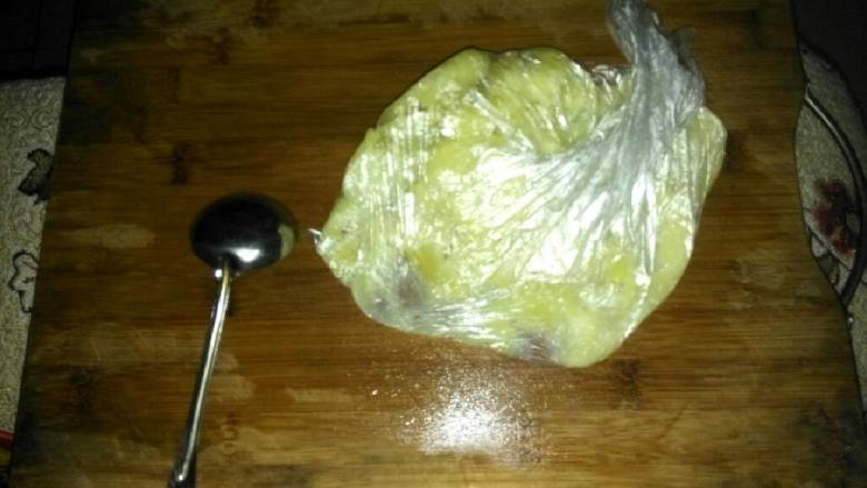 黄金薯球,将熟透土豆放入碗中,用勺子撵碎成泥,加入适量盐拌匀