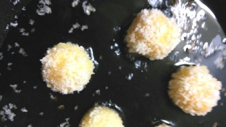 黄金薯球,最后就可以出锅啦!