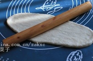 法式培根麦穗包,将松弛好的面团,用擀面杖擀成长条状