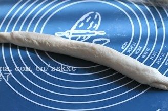 法式培根麦穗包,放上培根,两端卷起,捏紧接缝