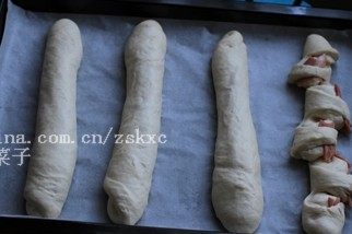 法式培根麦穗包,依照这个方法将所有的面团处理好之后,放在垫好的油纸的烤盘中进行最后发酵;发酵至原来的两三倍大