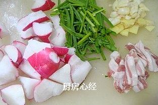 五花肉烧小水萝卜,萝卜一定先用刀拍松，便于入味，然后再切滚刀块。<a style='color:red;display:inline-block;' href='/shicai/ 3349'>蒜苗</a>切段，蒜姜切片，<a style='color:red;display:inline-block;' href='/shicai/ 428'>五花肉</a>切片。