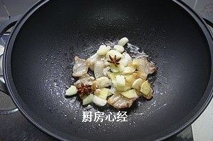 五花肉烧小水萝卜,锅中放油,煸香五花肉片后,放入姜蒜片,八角煸香