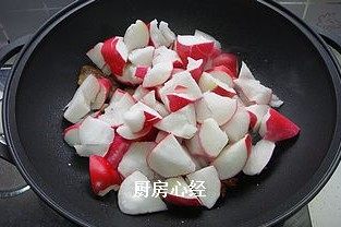 五花肉烧小水萝卜,放入小水萝卜