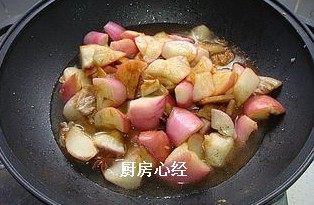 五花肉烧小水萝卜,加入一大勺醋，少许的<a style='color:red;display:inline-block;' href='/shicai/ 744'>五香粉</a>，5克的<a style='color:red;display:inline-block;' href='/shicai/ 692'>酱油</a>，5克的盐；5克的<a style='color:red;display:inline-block;' href='/shicai/ 756'>鸡精</a>；5克的<a style='color:red;display:inline-block;' href='/shicai/ 10588'>糖</a>，10克的<a style='color:red;display:inline-block;' href='/shicai/ 718'>料酒</a>然后锅中加入与萝卜持平的水。