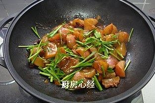 五花肉烧小水萝卜,小火炖15分钟,最后揭盖大火收汁,撒蒜苗出锅即可