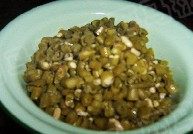 肉末酸豆角,<a style='color:red;display:inline-block;' href='/shicai/ 5085'>酸豆角</a>洗净，用温水稍泡片刻，捞出切成0.5厘米的小段