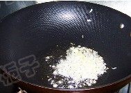 肉末酸豆角,锅中放油爆香葱姜碎