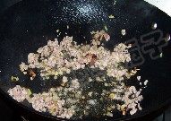 肉末酸豆角,加入肉馅煸炒至肉馅变白