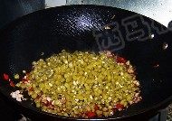 肉末酸豆角,倒入切碎的酸豆角